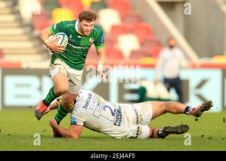 Der Londoner Ire Theo Brophy Clews verrutscht beim Spiel der Gallagher Premiership im Brentford Community Stadium in London das Tackle von Bristol Bears' will Capon. Bilddatum: Sonntag, 21. Februar 2021. Stockfoto