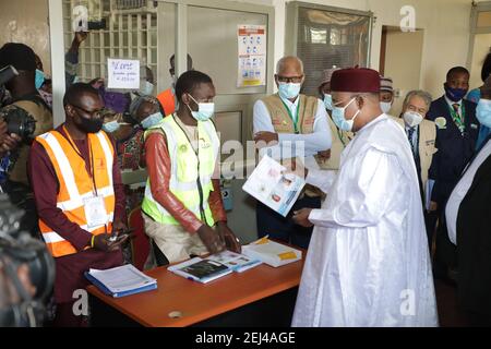 Niamey. Februar 2021, 21st. Mohamed Bazoum, Kandidat der regierenden nigerianischen Partei für Demokratie und Sozialismus, wird am 21. Februar 2021 in einem Wahllokal in Niamey, Niger, gesehen. Die Wahl für die zweite Runde der Präsidentschaftswahlen in Niger begann am Sonntag, da mehr als 7,4 Millionen Nigerianer in Wahllokalen erwartet werden, um den Nachfolger des scheidenden Präsidenten Mahamadou Issoufou zu wählen. Quelle: Xinhua/Alamy Live News Stockfoto