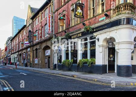 Rosie's Bar ist ein gut bekannt öffentliches Haus, das an der Ecke der Stowel Street in Newcastle, Tyne und Wear steht. Stockfoto