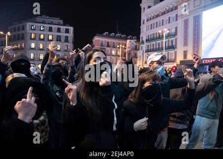 Gegen 7:00 Uhr versammelten sich etwa hundert Menschen auf der zentralen Plaza de Callao in Madrid, um gegen die Inhaftierung des Rappers Pablo Hasél zu demonstrieren. Ein Gerät von 300 nationalen Polizeibeamten hat das Gebiet abgeschirmt, um gewalttätige Auseinandersetzungen zu verhindern. So haben sie ein Polizeikordon eingerichtet, das die Plaza de Callao von der Gran Via Straße trennt, wo es etwa zwanzig Polizeiwagen und Dutzende von Uniformierten und Zivilpolizisten gibt, sowie einen Hubschrauber, der über das Gebiet fliegt. Darüber hinaus führen die Agenten Durchsuchungen von einigen Personen durch, die den Platz betreten. Mit dem Schrei der 'Freiheit Stockfoto