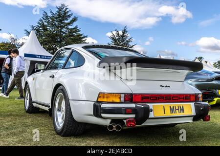 Ein beeindruckendes Beispiel eines Porsche 911 Carrera 1986 Show im Concours d’Elegance im Blenheim Palace on Die 26 September 2020 Stockfoto