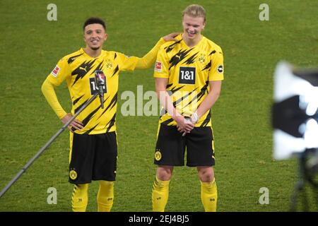 firo: 20.02.2021 Fußball: Fußball: 1st Bundesliga, Saison 2020/21 FC Schalke 04 - BVB, Borussia Dortmund 0: 4 Erling HAALAND, Jubel, Jubel, mit, und, Jadon SANCHO Foto: Anke Waelischmiller / SVEN SIMON / POOL / via firoportsphoto weltweit im Einsatz Stockfoto