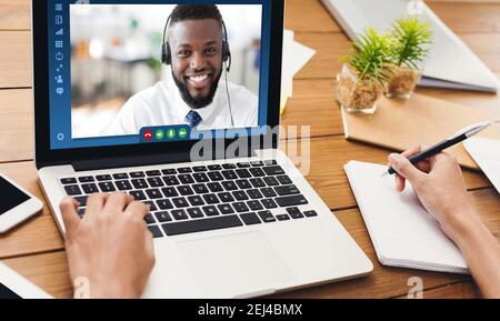 Fernkommunikation. Schwarzer Geschäftsmann mit Web-Konferenz mit Kollegen über Laptop-Computer Stockfoto