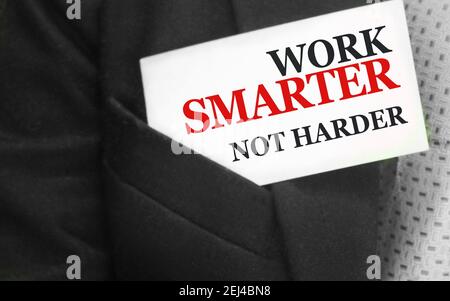 Karte mit einer motivierenden Botschaft auf sie geschrieben Arbeit intelligenter nicht härter in der oberen Tasche der Business-Anzug. Geschäftskonzept. Stockfoto
