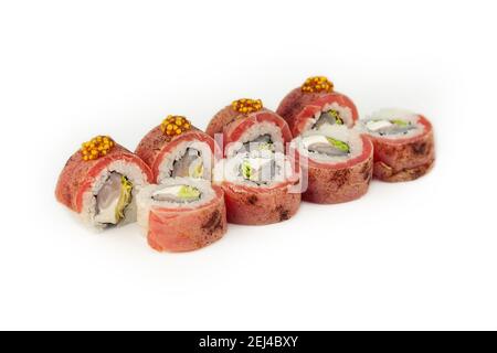 Sushi-Rolle mit Thunfisch Tataki mit französischem Senf auf einem weißen Teller, Zutaten gebratener Thunfisch, Seebarsch, Eisbergsalat, Frischkäse, Französischer Senf, schwarzer Pfeffer, Reis, Nori. Für die Speisekarte des Restaurants Stockfoto