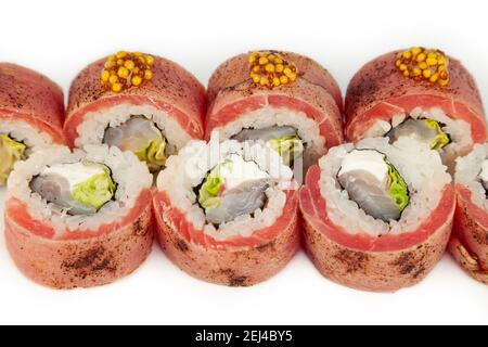 Sushi-Rolle mit Thunfisch Tataki mit französischem Senf auf einem weißen Teller, Zutaten gebratener Thunfisch, Seebarsch, Eisbergsalat, Frischkäse, Französischer Senf, schwarzer Pfeffer, Reis, Nori. Für die Speisekarte des Restaurants Stockfoto