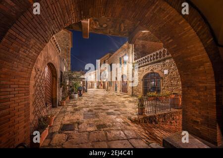 Casale Marittimo altes Dorf in der Maremma. Malerischer zentraler Platz, Nachtblick. Toskana, Italien Europa. Stockfoto