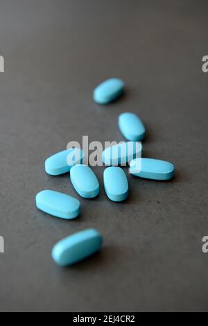 Pharmazeutische Medizin Pillen über dunklen Hintergrund Stockfoto