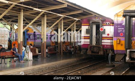 BANGKOK, THAILAND - 11. JULI, 2019: Hua Lamphong Bahnhof, staatliche Eisenbahn-Verkehrsinfrastruktur SRT. Passagiere auf dem Bahnsteig, Personen und Kommu Stockfoto