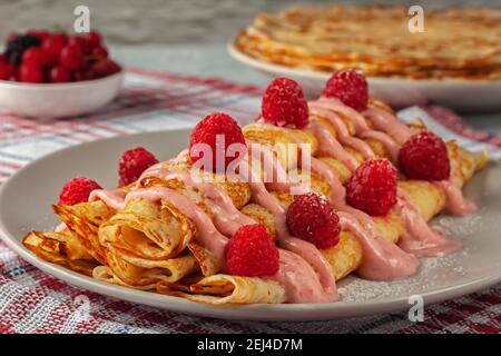 Köstliche gebackene Pfannkuchen mit Joghurt und frischen Himbeeren Stockfoto