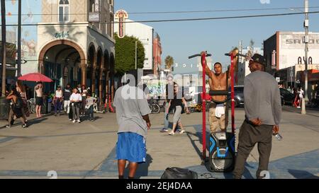 LOS ANGELES CA USA - 16 NOV 2019: California summertime Venice Beach aesthetic. afroamerikanische Straßenkünstler-Ausbildung auf Gehweg. Schwarze Ethnie Stockfoto