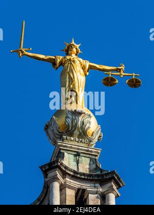 Lady Justice Statue auf dem Old Bailey Central Criminal Court London. Geschaffen vom Bildhauer F. W. Pomeroy 1905–1906. Justice Statue Old Bailey London. Stockfoto