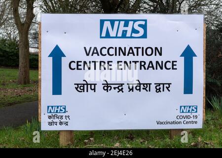 Farnborough, Hampshire, England, Großbritannien. Februar 21st, 2021. Das britische Coronavirus Covid-19-Impfprogramm kommt im Allgemeinen gut voran, aber es gab eine geringere Aufnahme des Impfstoffs bei BAME-Menschen, einschließlich der südasiatischen Gemeinschaft. Abgebildet ist ein zweisprachiges Schild zu einem Impfzentrum in englischer und nepalesischer Sprache in einem Gebiet von Hampshire mit einer großen nepalesischen Gemeinde. Stockfoto