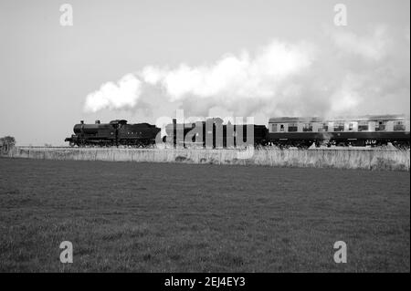 '88' und '5322' gehen weg vom Blauen Anker mit einem Bishops Lydeard - Minehead Service. Stockfoto