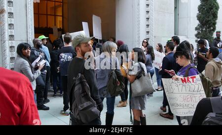 LOS ANGELES, KALIFORNIEN, USA - 30 Okt 2019: Menschen streiken in der Nähe von Hall of Justice. Protestposten vor dem Sheriff's Department und Courthouse. Dämonen Stockfoto