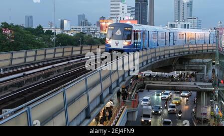 BANGKOK, THAILAND - 10. JULI 2019: Blick auf die moderne asiatische Stadt vom bts Skytrain-Plattform. Zug auf U-Bahn-Station. Öffentliche Verkehrsmittel in K Stockfoto