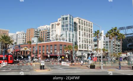 SAN DIEGO, CALIFORNIA USA - 13 FEB 2020: Gaslamp Quarter Eingang Bogenschild. Roter MTS-Trolley am Bahnübergang. Amerikanische öffentliche Personenbahn Transpo Stockfoto