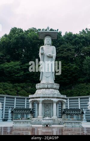 Buddhistische Maitreya Statue am Bongeunsa Tempel, in Seoul, Südkorea. Stockfoto