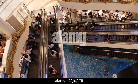 BANGKOK, THAILAND - 18. DEZEMBER, 2018: Siam Paragon Asian Shopping Mall interior. Menschenmassen auf Rolltreppen des Handelszentrums. Die Leute eilen zum Shoppen Stockfoto