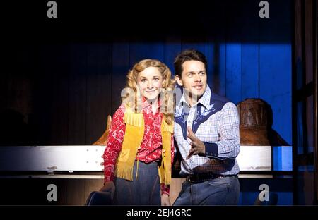 Jane Horrocks (Annie Oakley), Julian Ovenden (Frank Butler) in ANNIE GET YOUR GUN at the Young Vic, London SE1 16/10/2009 Musik & Texte: Irving Berlin Buch: Herbert & Dorothy Fields Bühnenbild: Ultz Kostüme: Nicky Gillibrand Beleuchtung: Mimi Jordan Sherin Regie: Richard Jones Stockfoto