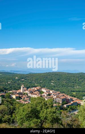 Landschaft mit dem Bergdorf Ramatuelle und dem Massif de l'Esterel im Hintergrund, Var, Provence-Alpes-Cote d'Azur, Frankreich Stockfoto