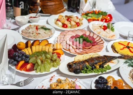Tischgestaltung, Essen und Dekorationen für wichtige und familiäre Veranstaltungen, leckere Snacks und heiße dishes,2020 Stockfoto