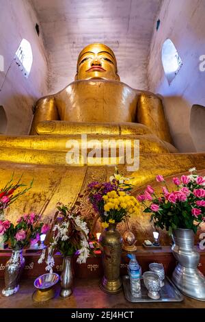 Sitzender buddha im Manuha Tempel, Bagan, Myanmar Stockfoto