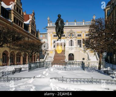 Goethe-Denkmal, Alte Börse und Altes Rathaus am Naschmarkt im Winter, Leipzig, Sachsen, Deutschland Stockfoto