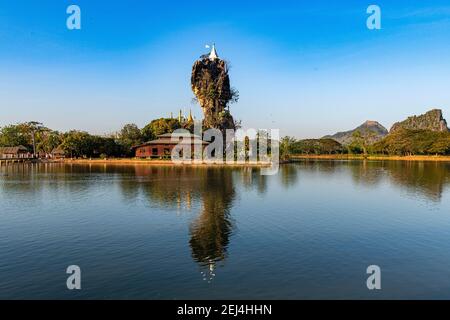 Kleine Pagode auf einem Felsen, Kyauk Kalap, hPa-an, Kayin Staat, Myanmar Stockfoto