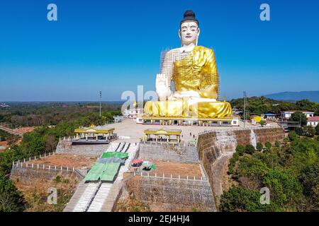 Antenne eines riesigen sitzenden buddha unter der Kyaiktiyo-Pagode, goldener Fels, Mon-Staat, Myanmar, Kyaikto, Mon State, Myanmar Stockfoto