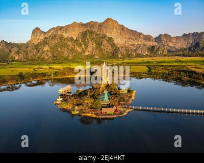 Luftaufnahme der Kyauk Kalap Pagode, hPa-an, Kayin Staat, Myanmar, hPa-an Township, Kayin State, Myanmar Stockfoto