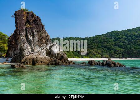 Felsklippe an einem unberührten weißen Sandstrand auf Smart Island, Mergui oder Myeik Archipel, Myanmar Stockfoto