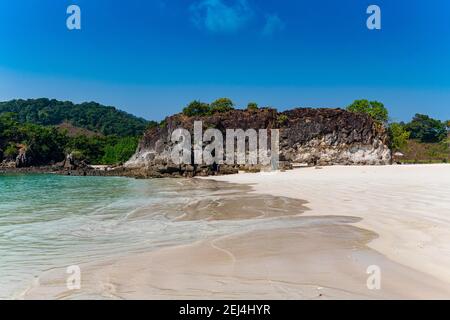 Unberührter weißer Sandstrand auf Smart Island, Mergui oder Myeik Archipel, Myanmar Stockfoto