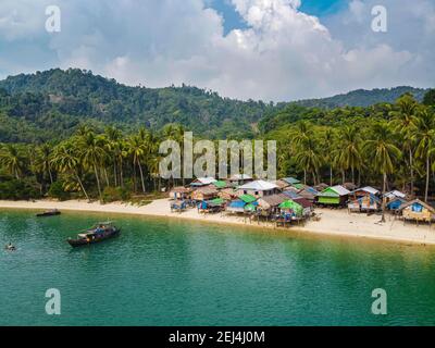 Luftaufnahme eines Moken, Meer Zigeuner Dorf an einem weißen Sandstrand, Mergui oder Myeik Archipel, Myanmar Stockfoto