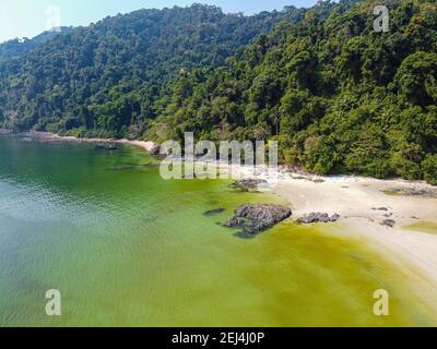 Luftaufnahme eines weißen Sandstrands auf Thel Ni Aw Insel, Mergui oder Myeik Archipel, Myanmar Stockfoto