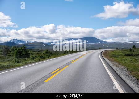 Straße durch Tundra, Landstraße, Dovrefjell Nationalpark, Oppdal, Norwegen Stockfoto