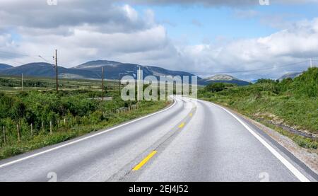 Straße durch Tundra, Landstraße, Dovrefjell Nationalpark, Oppdal, Norwegen Stockfoto