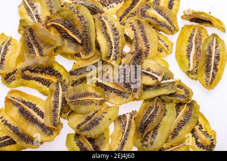 Getrocknete Kiwi-Fruchtscheiben. Perfekt als Snack, zusätzlich zu Eis und anderen Desserts. Stockfoto