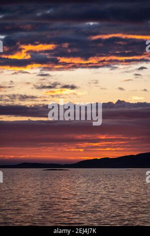 Abendstimmung über dem Meer, dramatischer Sonnenuntergang, Inselkette, Insel im Meer, Lofoten, Nordland, Norwegen Stockfoto