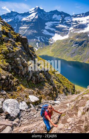 Wandern auf einem steilen Weg nach Innerdalstarnet, Innerdalen, Trollheimen, Sunndal, More Og Romsda, Vestlandet, Norwegen Stockfoto