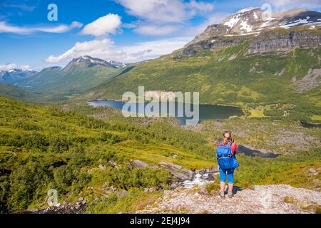 Wanderer auf einem Wanderweg zum Innerdalstarnet, Innerdalen Hochtal, Berge, Innerdalsvatna See, Trollheimen Berggebiet, Sunndal, Mehr Og Stockfoto