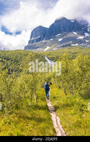 Wanderer auf einem Wanderweg zum Innerdalstarnet, Innerdalen Hochtal, Berge, Trollheimen Berggebiet, Sunndal, Mehr Og Romsda, Vestlandet Stockfoto