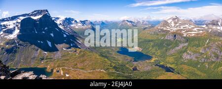 Blick von der Spitze des Innerdalstarnet, Innerdalen Hochtal und See Innerdalsvatna, Berge, Trollheimen Berggebiet, Sunndal, Mehr Og Stockfoto