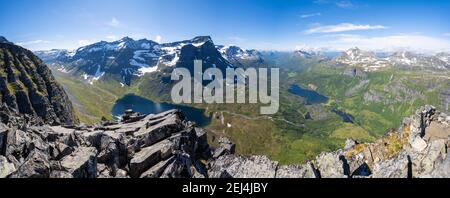 Blick von der Spitze des Innerdalstarnet, Innerdalen Hochtal und See Innerdalsvatna, Berge, Trollheimen Berggebiet, Sunndal, Mehr Og Stockfoto