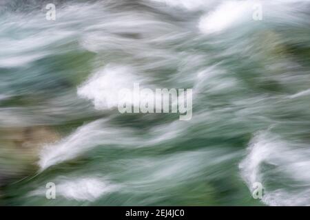 Wasser fließt über Steine, lange Exposition, Detail, Fluss Driva, Amotan Schlucht, Gjora, Norwegen Stockfoto