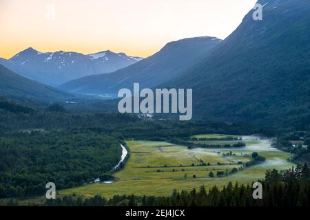 Abendstimmung, Nebel, Felder in einem Tal, Nerdal, Sunndal, More Og Romsdal, Vestlandet, Norwegen Stockfoto