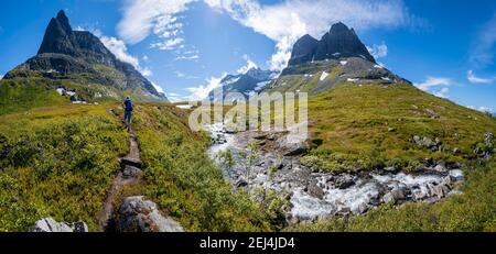 Wanderer auf einem Wanderweg zum Innerdalstarnet, Innerdalen Hochtal, Berge, Trollheimen Berggebiet, Sunndal, Mehr Og Romsda, Vestlandet Stockfoto