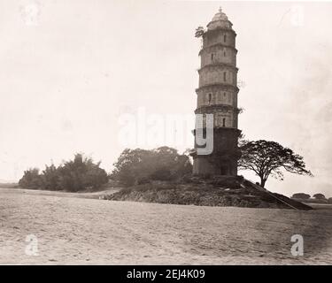 John Thomson (14. Juni 1837 – 29. September 1921) Schottischer Fotograf, aktiv in China c,1870, aus einem Album seiner Bilder: pagode bei Swatow, Shantou Stockfoto