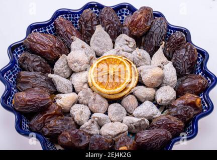 Getrocknete Orangenscheiben, mit Reismehl bestreute Feigen und Medjoul-Jumbo-Datteln. Stockfoto