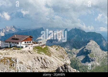 Dolomiten Höhenweg 1, Bergstation und Hütte Lagazuoi, Kaiserjaegersteig, Lagazuoi Pizo, Cinque Torri im Hintergrund, Dolomiten, in der Nähe Stockfoto